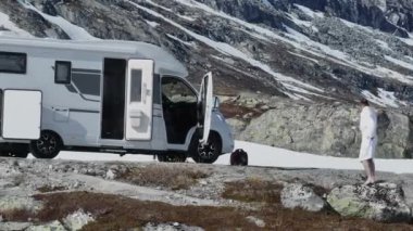 Kafkas Gezgini Dağlardaki Olay Yeri İnceleme Kampında Sabah Kahvesinin tadını çıkarıyor. Karavan Seyahat Teması.