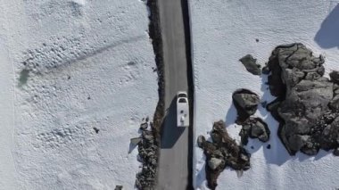 Karla kaplı arazide Yolu Süren Modern Eğlence Aracının Hava Görüntüsü. Karavan Seyahat Teması.