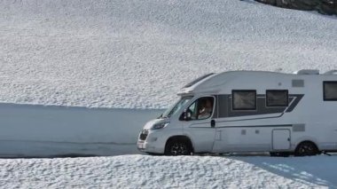Karlı Norveç Topraklarında Karavan Gezginleri Modern Kamp Minibüsünde Sürüyor. Motorhome Seyahat Teması.