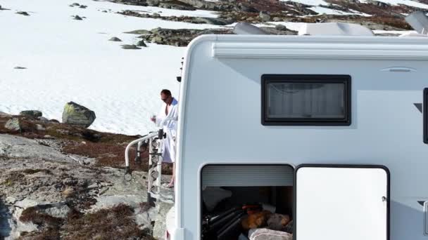Viajero Viviendo Mejor Vida Espectacular Camping Montañas Escandinavas Motorhome Traveling — Vídeo de stock