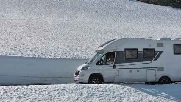 Travelers Driving Modern Camper Van Snowy Norwegian Terrains Motiv Cestování — Stock video