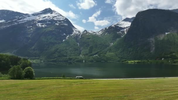 Rvの風景パノラマ山のふもとに湖に沿って道路を運転 息をのむようなノルウェーの風景 — ストック動画