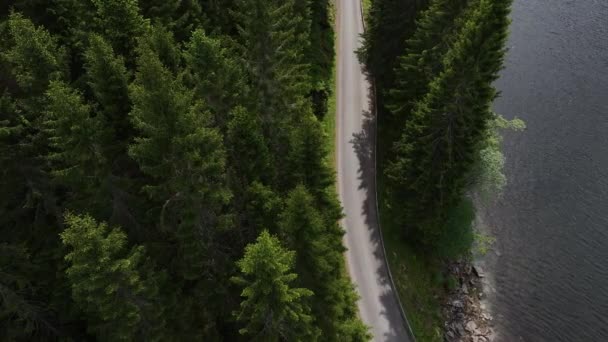 Autocaravanas Conduciendo Por Una Carretera Panorámica Noruega Rodeado Por Lago — Vídeo de stock