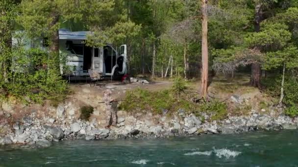 Traveler Fiske Floden Framför Sin Mysiga Forest Camping Spot Husbil — Stockvideo