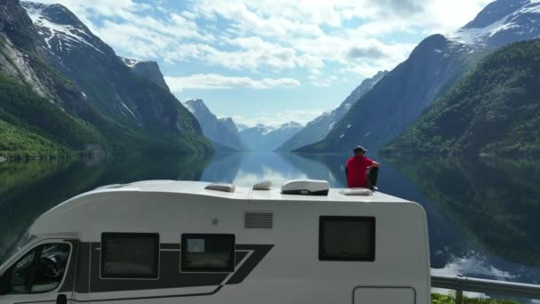 Viajero Disfrutando Panorama Escénico Del Lago Alpino Rodeado Grandes Montañas — Vídeo de stock