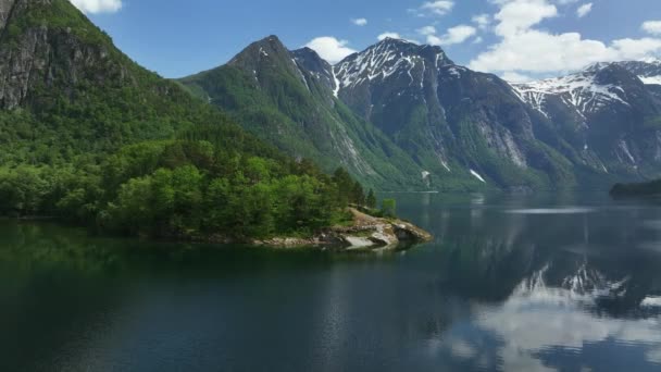 山に囲まれた静かな湖の景色 美しいノルウェーの風景 — ストック動画