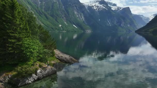 大規模な山湖での人間釣りの空中ビュー 背景にノルウェーの風景 — ストック動画