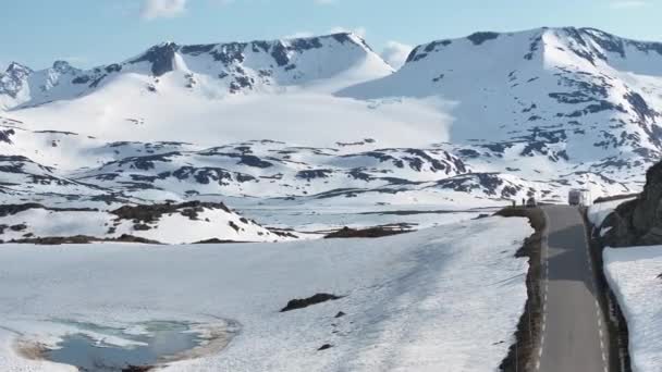 Camper Van Crossing Scenic Norwegian Snowy Landscape Aerial View Explorando — Vídeo de stock