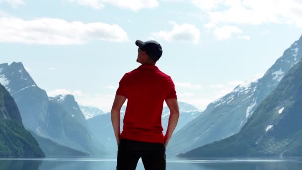 Běloch Čtyřicítce Užívá Úžasného Norského Fjordu Zkušenosti Povahou Svého Nejlepšího — Stock video