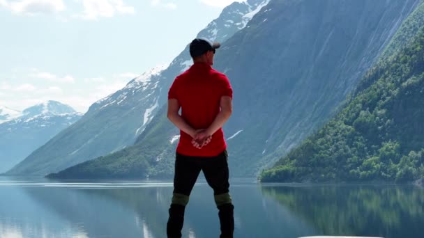 Tourist Experiencing Απίστευτο Αναπνευστικό Νορβηγικό Τοπίο Λαμβάνοντας Μια Στιγμή Για — Αρχείο Βίντεο
