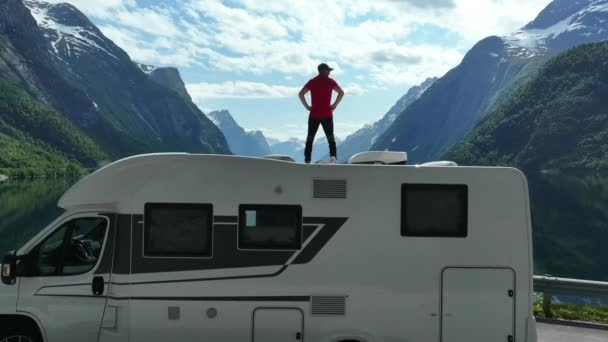 Camper Van Road Trip Emoción Turista Caucásico Siente Emocionado Mientras — Vídeo de stock