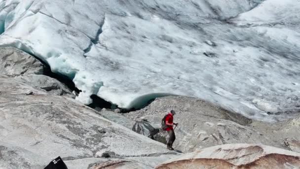 Turista Ativo Caucasiano Seus Anos Kjenndal Glacier Trail Vestland County — Vídeo de Stock