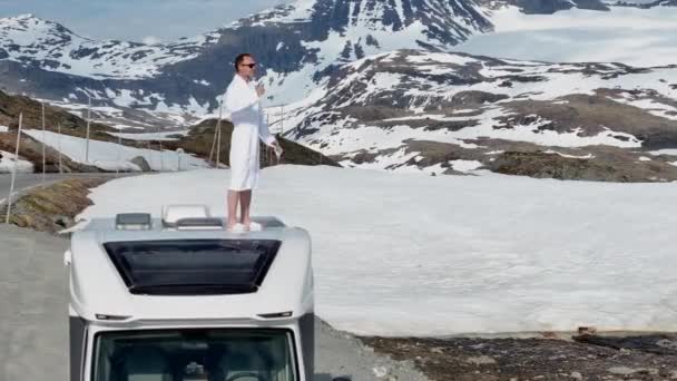 Kaukasisk Turist Njuter Hisnande Norskt Landskap Stående Sin Husbil Van — Stockvideo