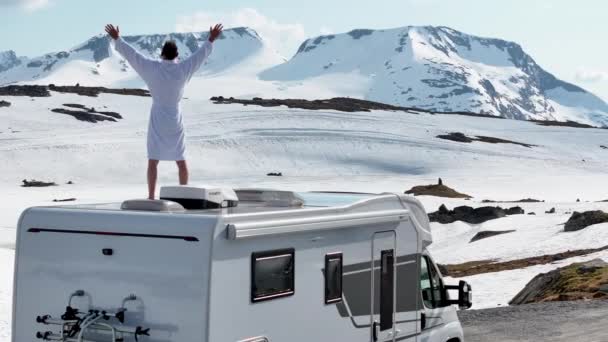 Divertido Turista Caucásico Disfrutando Del Impresionante Paisaje Noruego Nevado Fron — Vídeo de stock