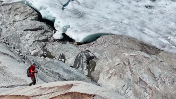 Kavkazský Pěší Turista Užívá Scénický Norský Ledovec Kjenndal Trail — Stock video