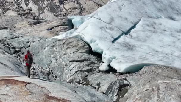 Kaukasischer Wanderer Auf Dem Norwegischen Kjenndal Glacier Trail Luftaufnahmen — Stockvideo