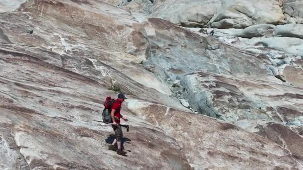 Caminhante Caucasiano Com Anos Trilha Vale Glacial Caminhadas Panorâmicas Norueguesas — Vídeo de Stock