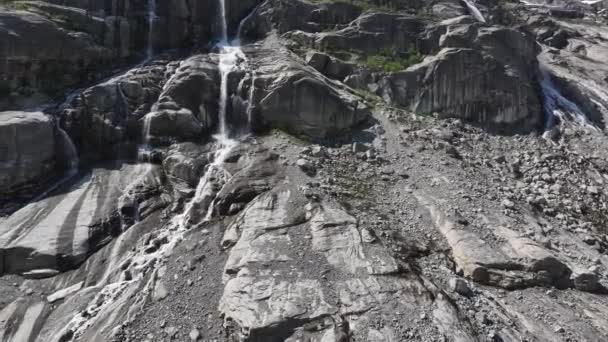 Norwegische Kjenndal Gletschergeologie Mit Wasserfällen Während Der Sommerschmelze — Stockvideo