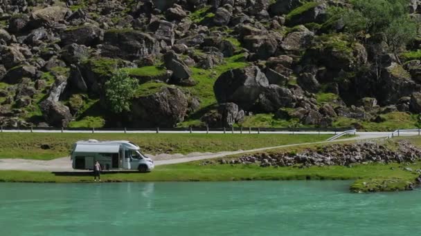 Vit Turist Årsåldern Njuter Den Natursköna Riverfront När Den Norska — Stockvideo