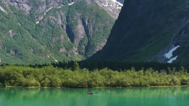 風光明媚な氷河湖カヌー ターコイズブルーの水のカヤックの白人スポーツマン パノラマ写真 — ストック動画