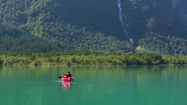 Turista Caucásico Cruzando Calma Lago Glacial Escénico Una Canoa Noruega — Vídeo de stock