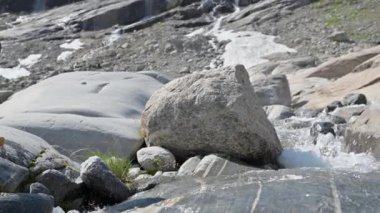 Kafkasyalı Turist Dağ Yolu 'na doğru giderken Küçük Creak Deresi' ni geçiyor. Yavaş Hareket Görüntüsü.