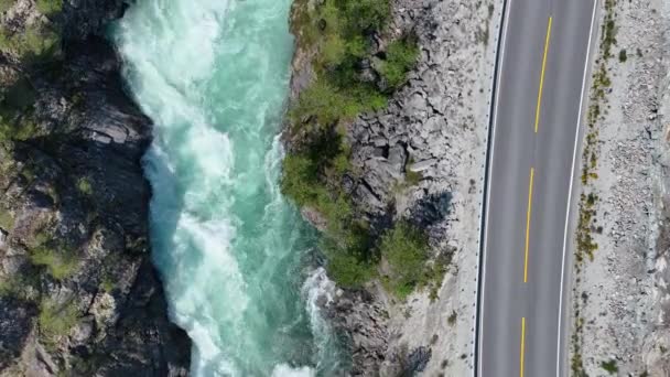 Camper Van Husbil Road Trip Längs Scenic Glacial River Flygfoto — Stockvideo