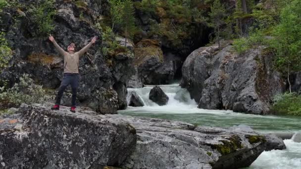 Vit Man Årsåldern Bor Bredvid Natursköna River Gorge Och Firar — Stockvideo
