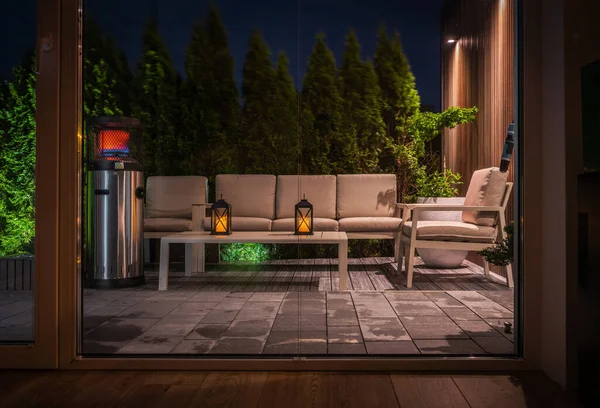 夕方の休憩エリアと居心地の良いモダンな裏庭 家の中からの眺め 屋外ラウンジゾーンデザイン — ストック写真