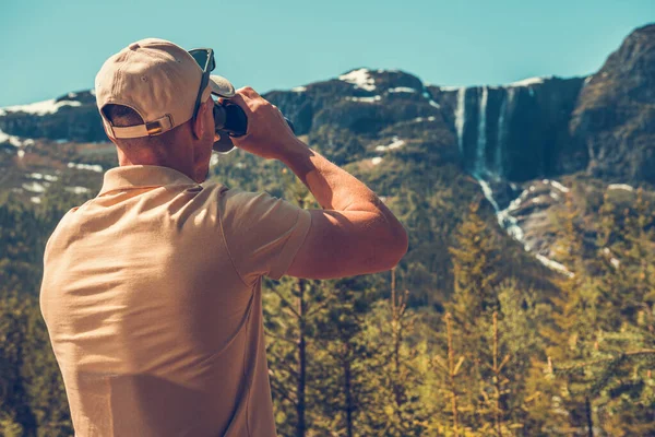 Viajero Caucásico Observando Cascada Montaña Con Prismáticos Mientras Explora Vida —  Fotos de Stock