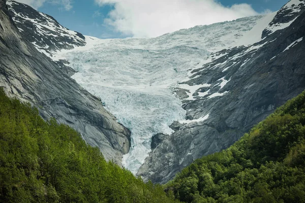 挪威维斯特兰县风景秀丽的山地风景 落基山脉覆盖着白雪 四周环绕着茂密的绿林 — 图库照片