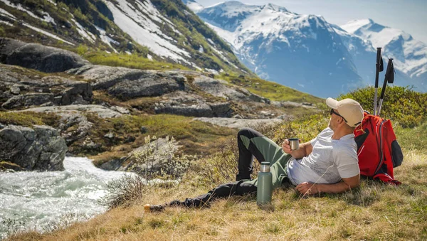 Caucasian Hiker Relaxing His Mountain Hike Enjoying Sunny Weather Beautiful — Stock Photo, Image