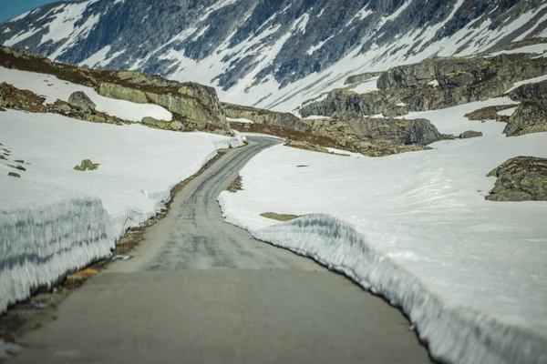 雪の谷を通って行く道路とロッキー山脈の風景 ヨーロッパのノルウェーのヴェストランド郡 — ストック写真