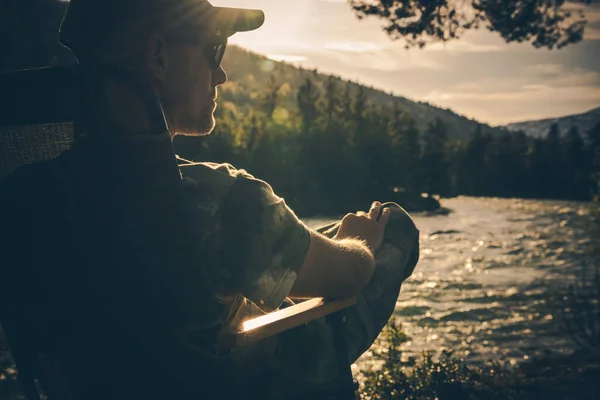Bakåt Över Avslappnad Man Sitter Camping Stol Vid Floden Njuter — Stockfoto