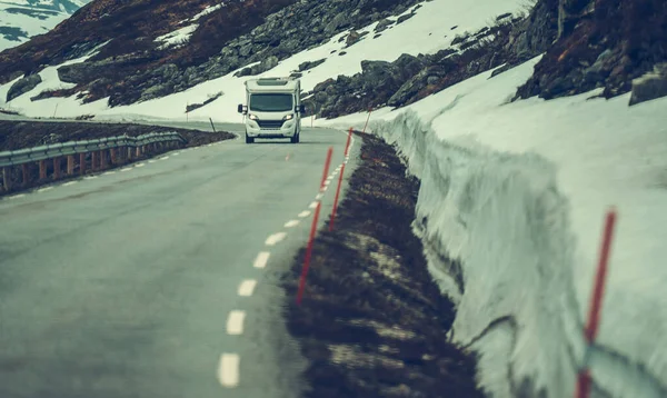 雪山谷地现代白色野营车沿着大路行驶的前景 驾车回家旅游主题 — 图库照片