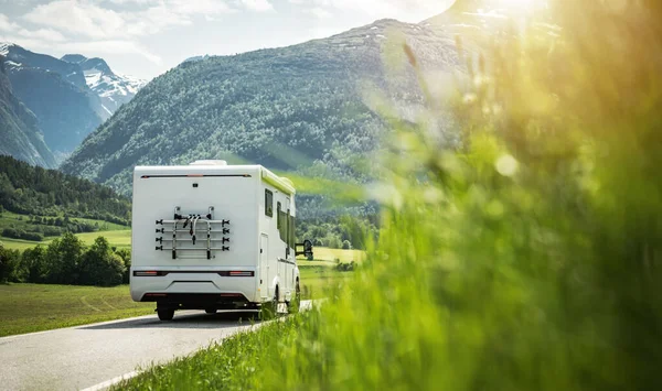 白色野营车驶向美丽的夏季山景的背景 驾车回家旅游主题 — 图库照片