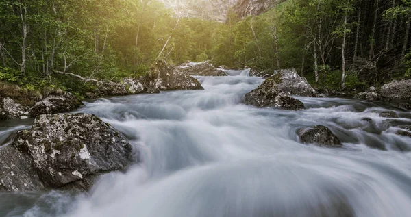 Pittoreska Wildlife Landskap Snabba Strömmande Vatten Tumbling Mountain Waterfall Vestlands — Stockfoto