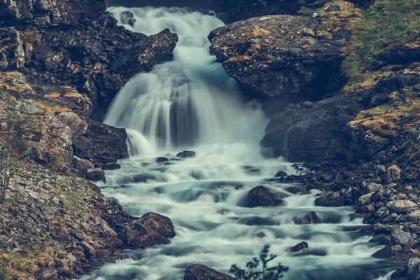 Scenic View Tumbling Waterfall Running Rocky Mountains Vestland County Noruega — Fotografia de Stock