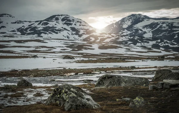 Karlı Dağların Arasından Yükselen Güneş Resimli Panoraması Güzel Norveç Manzarası — Stok fotoğraf
