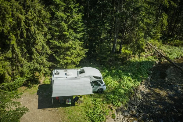 Veduta Aerea White Camper Van Parked Solo Nella Foresta Accanto — Foto Stock