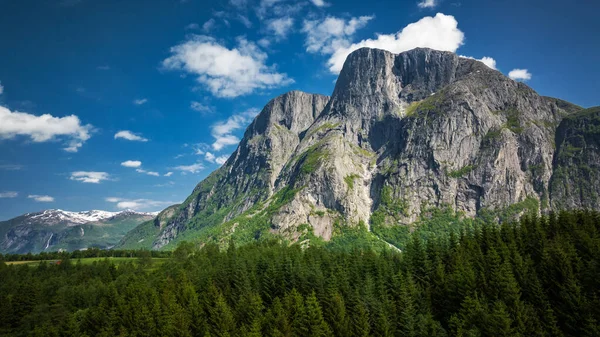 Kolorowy Letni Krajobraz Górski Hrabstwie Vestland Norwegia Europa Duża Góra — Zdjęcie stockowe