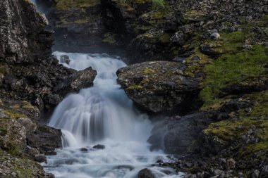 Vestland İlçesi Norveç 'te Trol stijli Şelaleler. İskandinav Doğa Teması