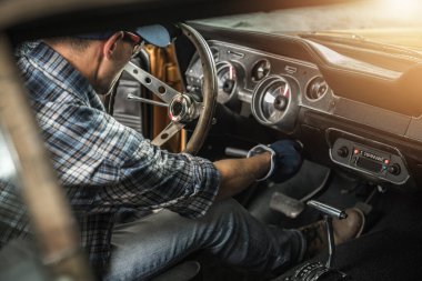 Profesyonel Klasik Araba Tamircisi Retro American Kas Arabası Motorunu Test Ediyor