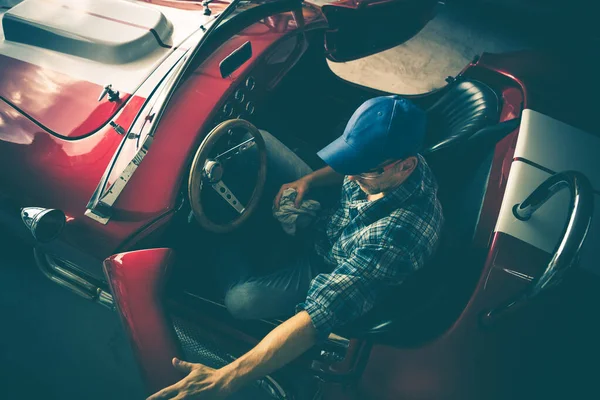 Класична Тема Відновлення Автомобілів Професійний Механік Всередині Класичного Кабріолета — стокове фото