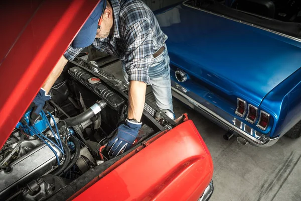 Professional Mechanic Restoring Classic Muscle Cars Looking Hood — Stock Photo, Image