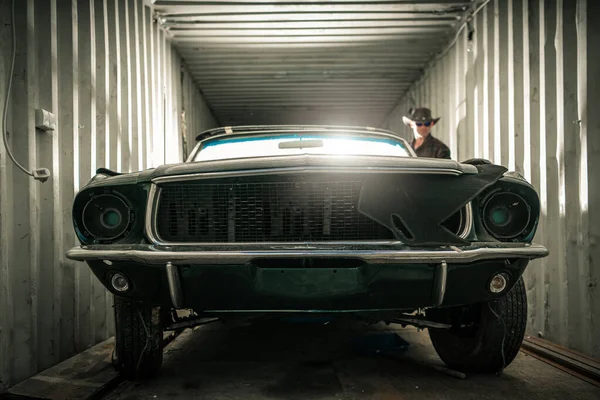 Skadad Classic American Muscle Car Shipping Cargo Container Vintage Bilar — Stockfoto