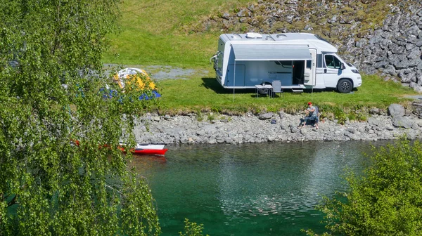 Riverfront Camper Camper Campeggio Con Tenda Kayak Nel Paesaggio Della — Foto Stock