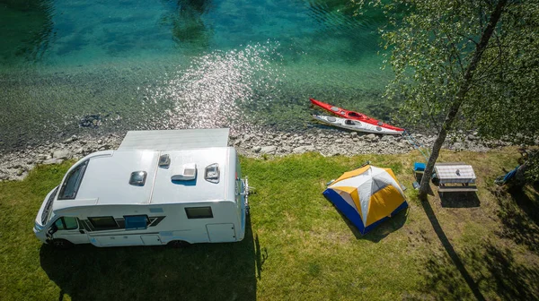 Summer Time Waterfront Camper Van Camping Sátorral Kayaksszal Szabadtéri Kikapcsolódási — Stock Fotó