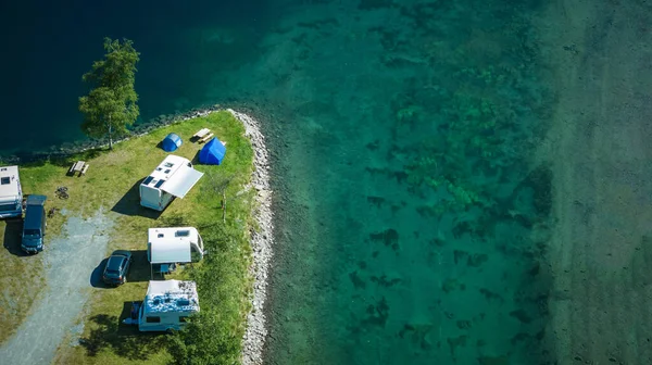 Vista Aérea Parque Estacionamento Acampamento Acampamento Verão Frente Lago Cênico — Fotografia de Stock