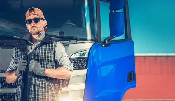 Kaukasischer Lastwagenfahrer Vor Einem Blauen Sattelschlepper Mit Sonnenbrille Und Schutzhandschuhen — Stockfoto